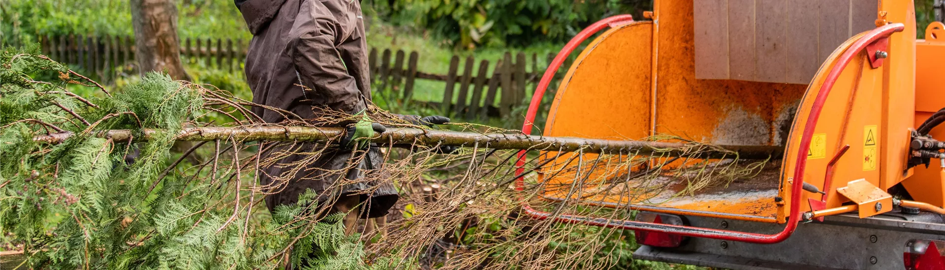 Gartenbau - Ast häckseln