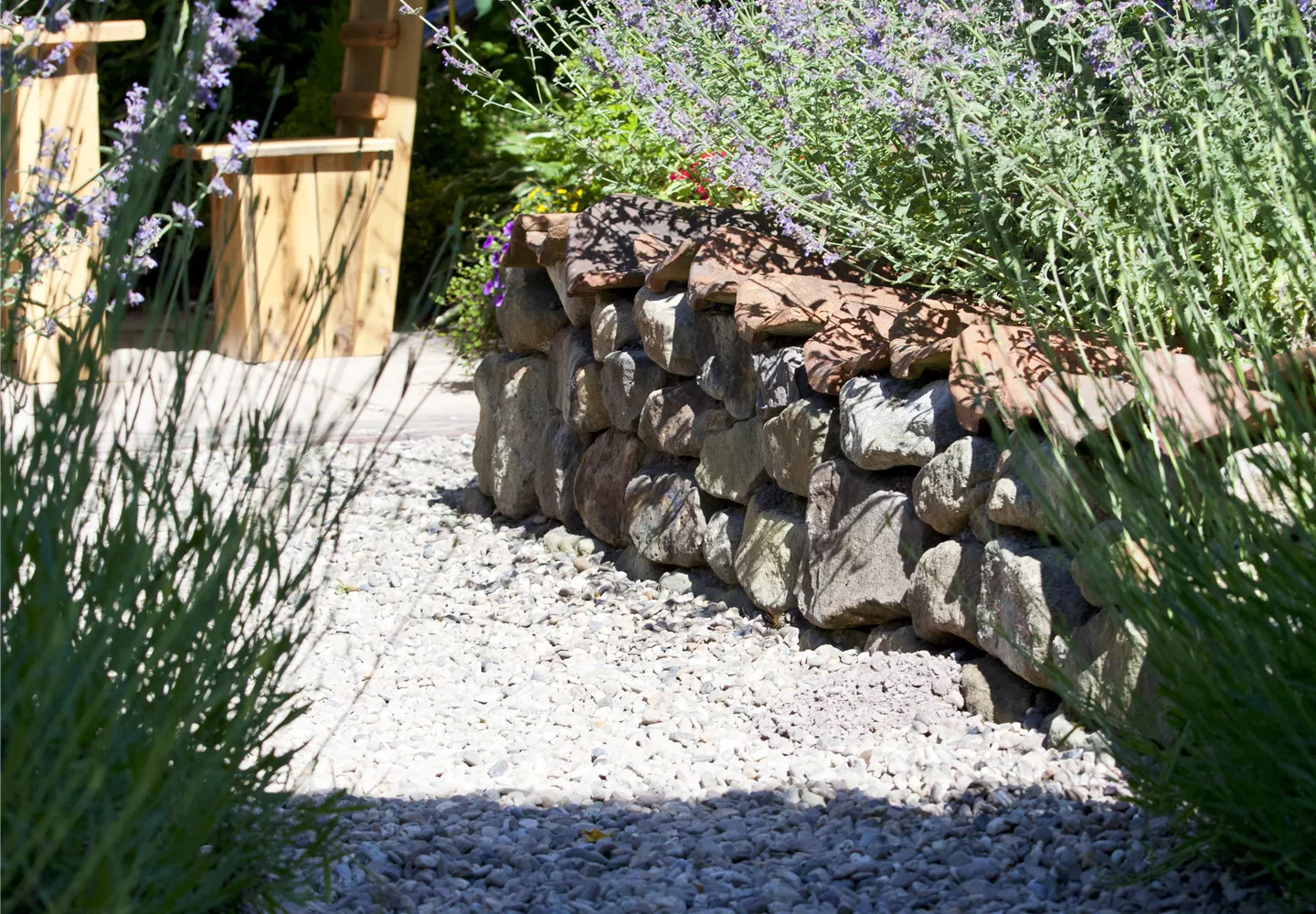 Mauern, Zäune und Hecken – mehr als nur Grenzen  Mauern, Zäune und Hecken – mehr als nur Grenzen